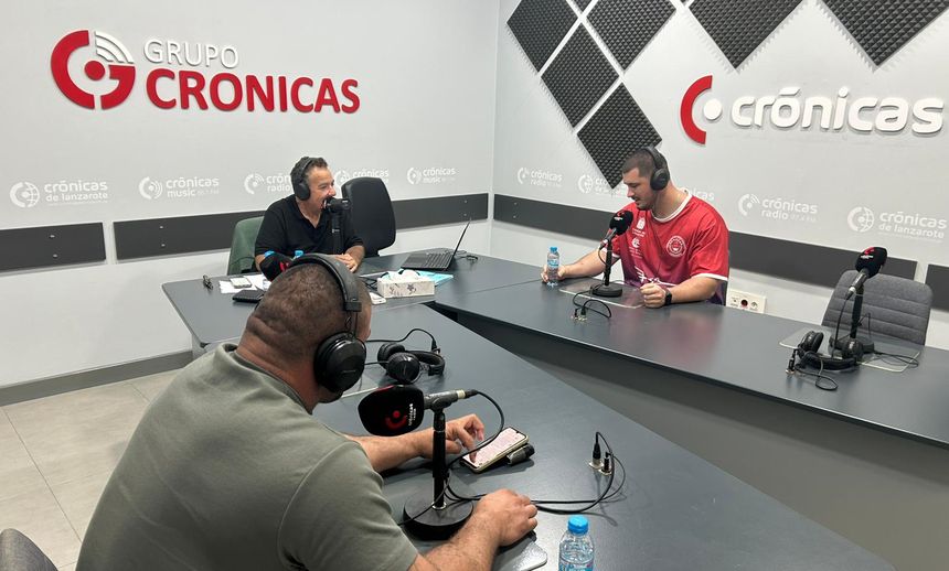 Cristóbal Olivero hizo que los dos luchadores se lo pasaran en grande.