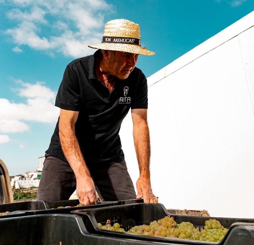 El esfuerzo de varias generaciones es fundamental para que se conserve el campo en Lanzarote.