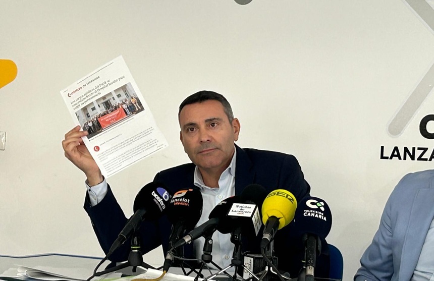 Oswaldo Betancort sosteniendo un recorte de la nota de prensa del PSOE publicado en Crónicas de Lanzarote.