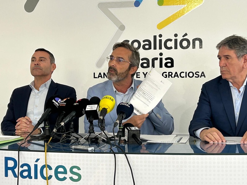 Pedro San Ginés sosteniendo uno de los documentos presentados en la rueda de prensa.