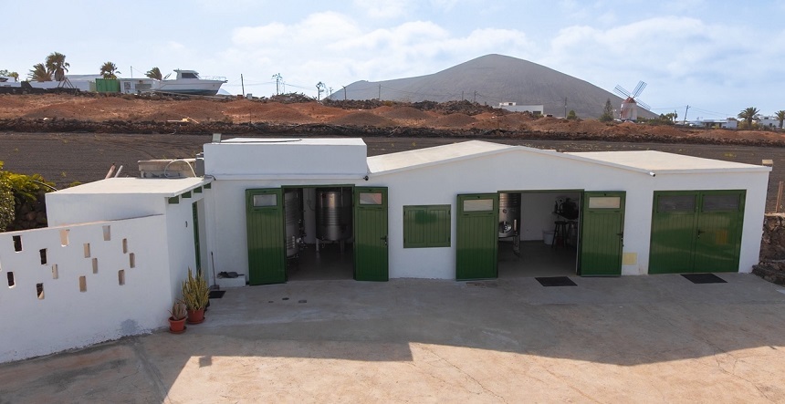 Imagen de la entrada a la pequeña bodega familiar.