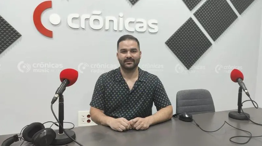 Jesús Machín en el estudio de Crónicas Radio.