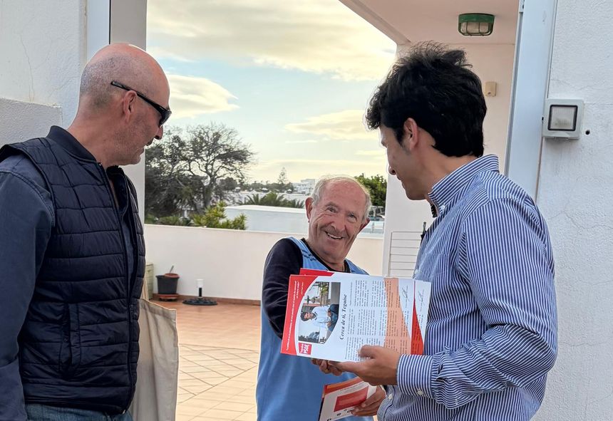 Algunos de los vecinos a los que saludaron ya conocen a Marcos Bergaz y a sus compañeros de sobra.