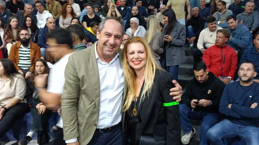 Juan Monzón junto a la presidenta del Tinajo Elecmor, Yurena Cubas.