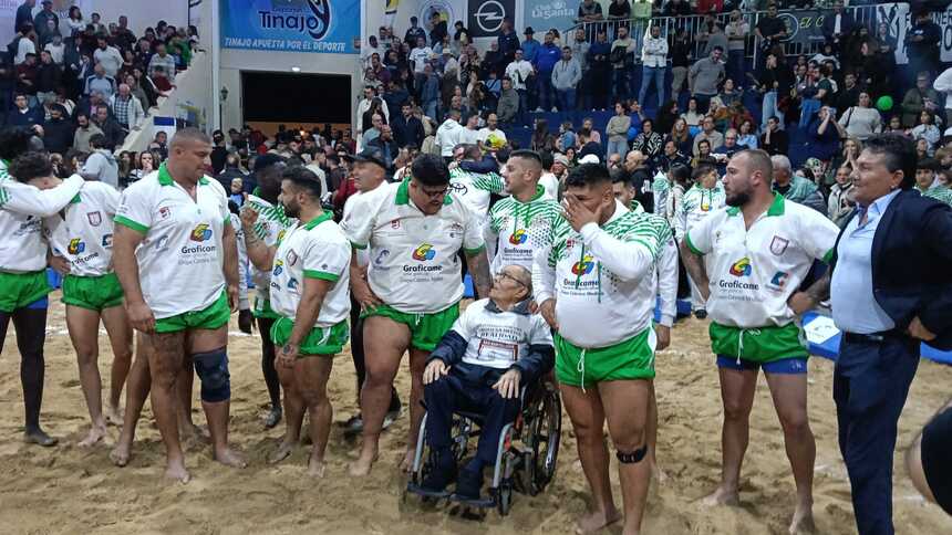 Luchadores del San Bartolomé junto al presidente de Honor del club.