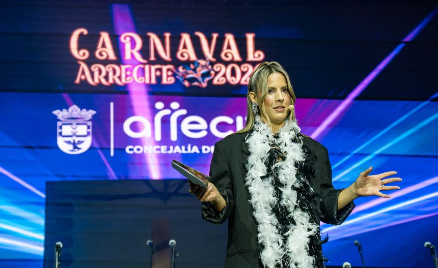 Imagen de la presentadora del evento