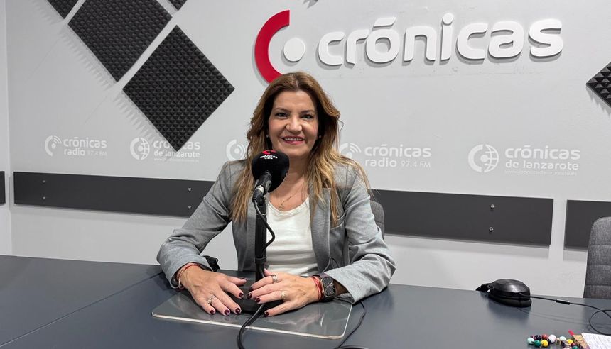 La vicepresidenta del Cabildo este lunes en uno de los estudios de Crónicas Radio.