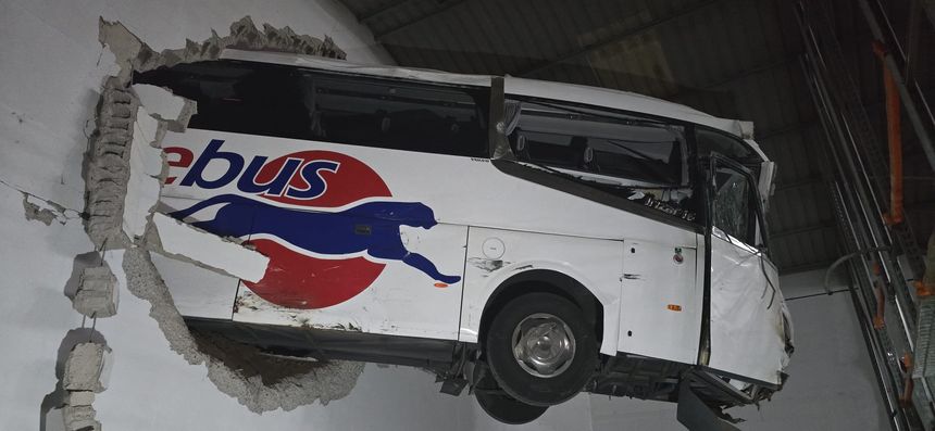 La guagua quedó suspendida en el aire