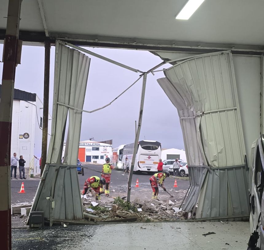 La puerta de la nave quedó totalmente destrozada