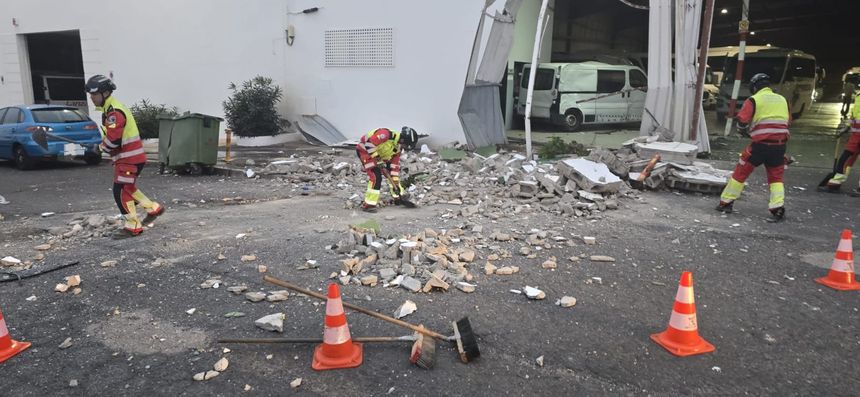 Los bomberos en el momento de recoger parte de los escombros que se generaron