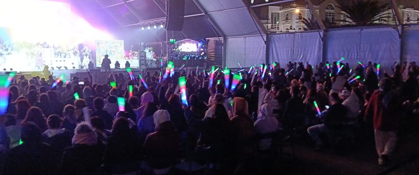 El público llenó el recinto a pesar del mal tiempo que había.