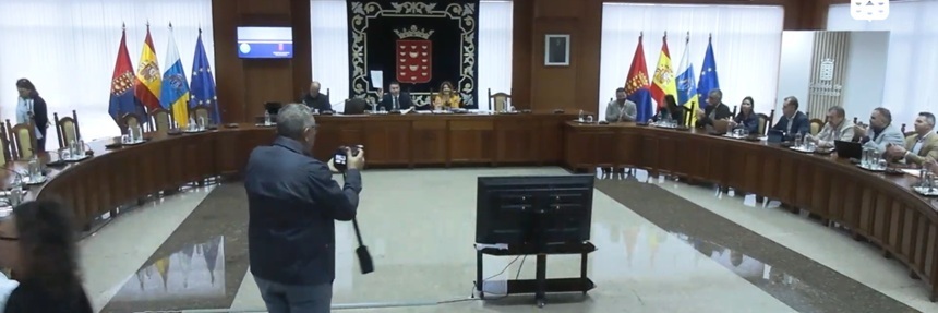 Oswaldo Betancort recordando a los consejeros del PSOE que abandoban el Pleno que Corujo como presidenta dió sólo un día.