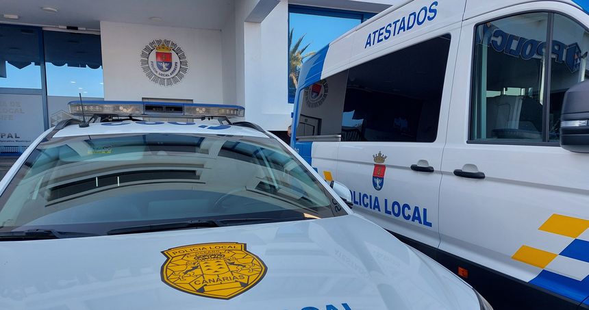 Vehículo de la Unidad de Atestados de la Policía Local de Arrecife junto a la sede de la Policía Local 