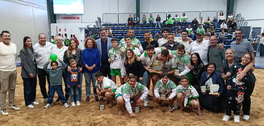 La familia de la lucha canaria se dio cita en Arrecife para apoyar a la cantera. En la imagen el equipo campeón de infantiles, el San Bartolomé