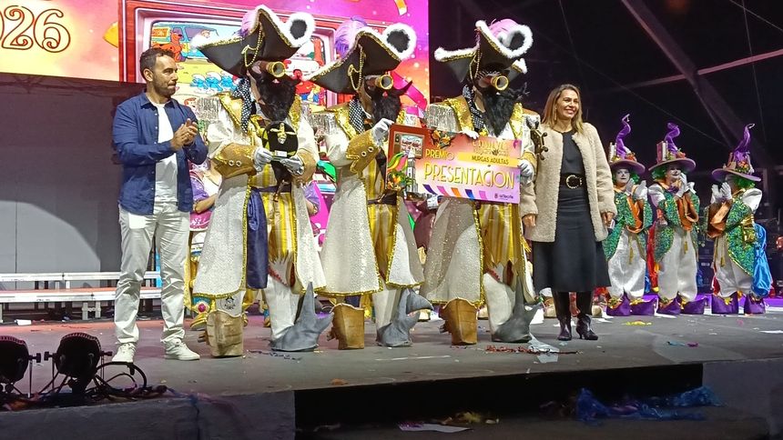 Los Simplones recogiendo el premio de Presentación