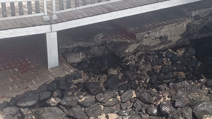 Imagen de una de las zonas de roca del puente de La Garita rota por la fuerza del mar y del viento
