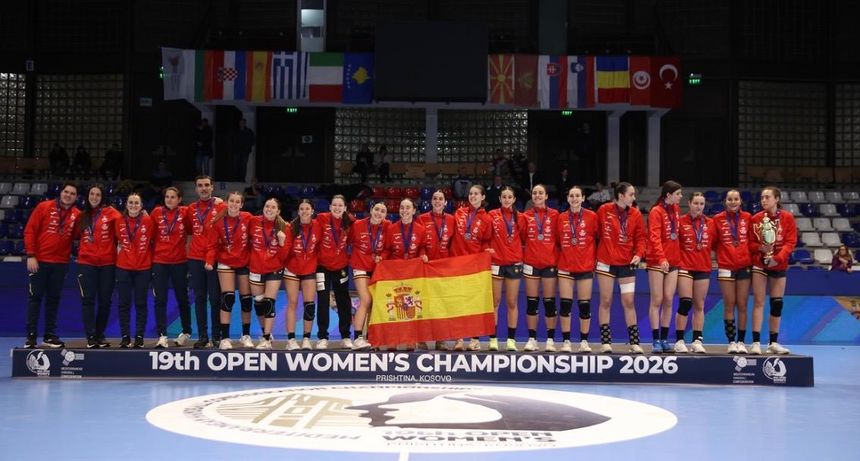 El equipo español recogiendo su premio