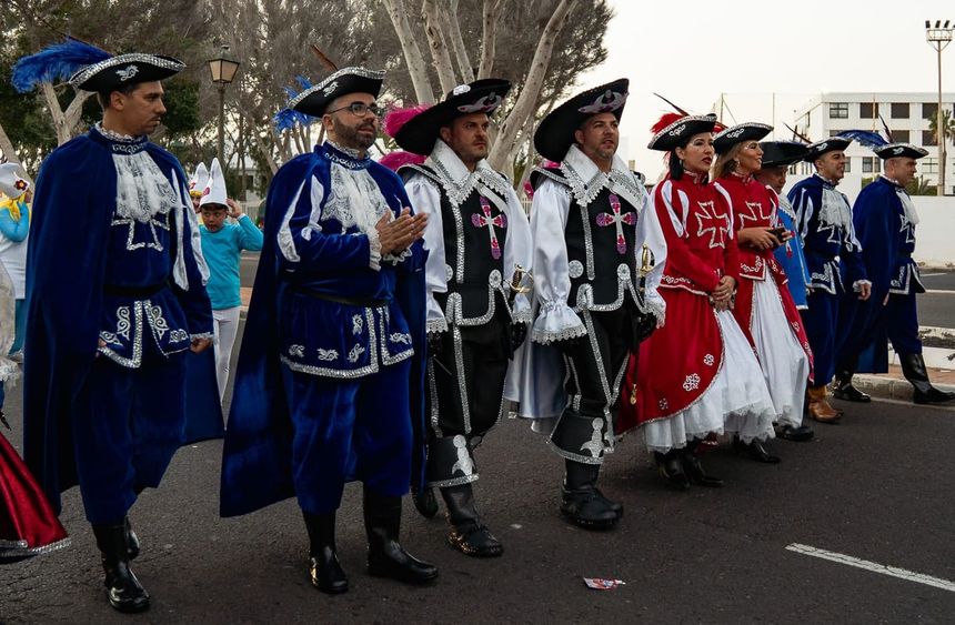 Los integrantes del Gobierno municipal salieron disfrazados de mosqueteras y mosqueteros
