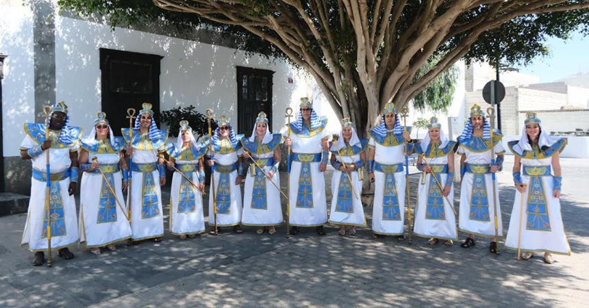 Los integrantes del Gobierno local, con su alcalde, Isidro Pérez, a la cabeza, con el disfraz de la alegoría de este año.