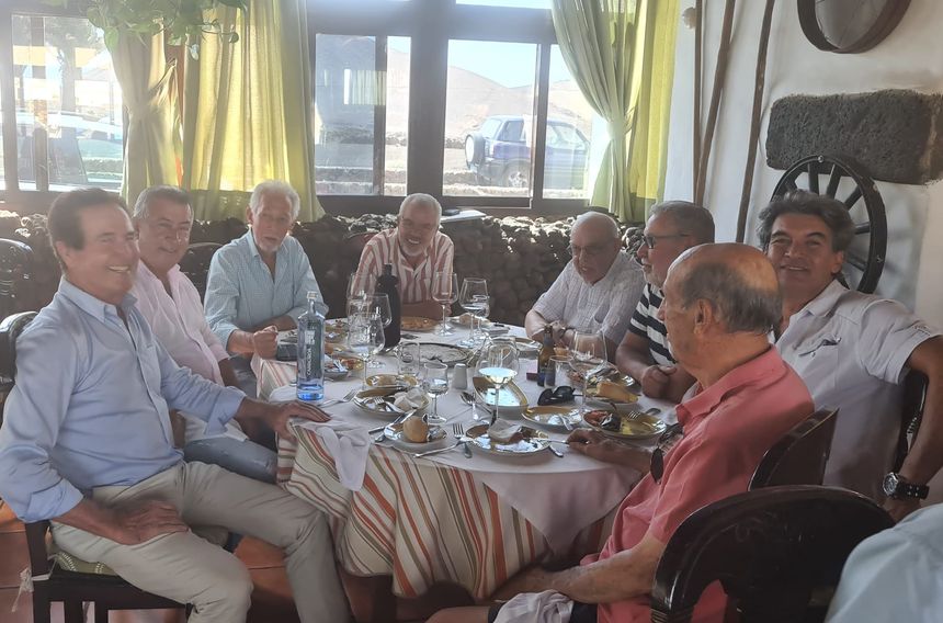 Ángel Ascensión entre Juan Ferrer y Fefo Nieves en una de las habituales comidas que hacían todos los miércoles en el restaurante Las Cadenas, en Tinajo