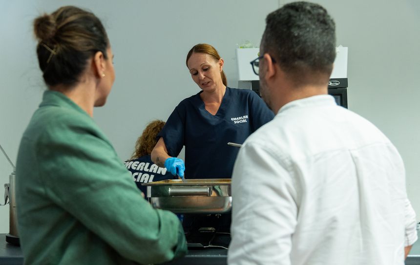 Maite Corujo junto a Echedey Eugenio en el Comedor Social (2)