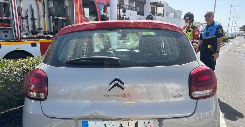 Los bomberos y la policía local ocupándose de la accidentada