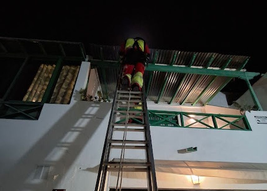 Imagen de unas planchas a punto de caer en unos apartamentos de Puerto del Carmen