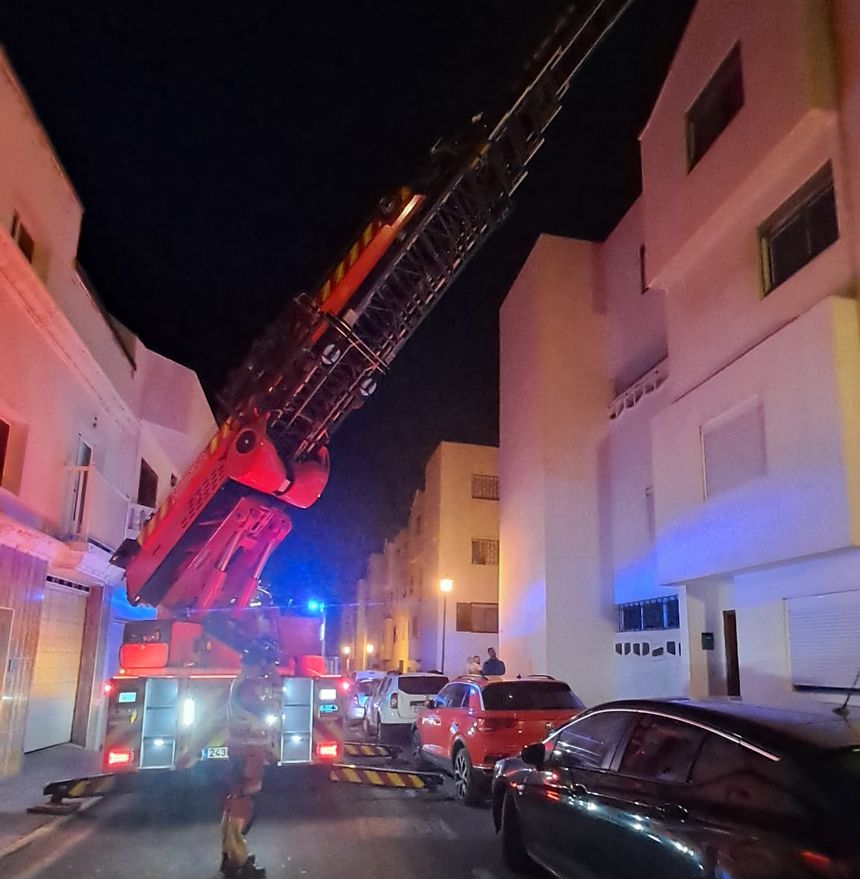 Actuación en la calle Luis Braille de Arrecife por una antena que corría el riesgo de caer a la vía