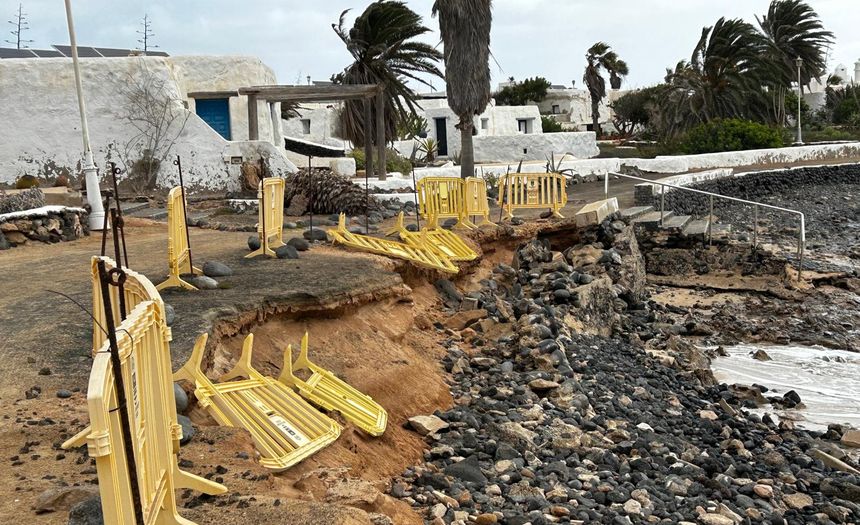 Imagen de La Graciosa de este sábado con parte del vallado tumbado y el paseo afectado por el temporal