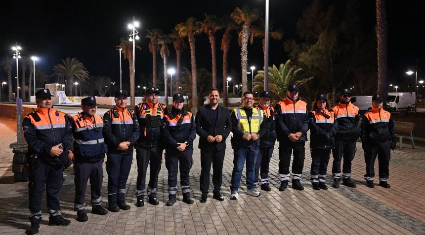 El alcalde de Arrecife Yonathan de León  junto al concejal Kevin Cortés acompañan a varios intehgrantes de Protecicón Civil Arrecife en un reciente servicio de protección