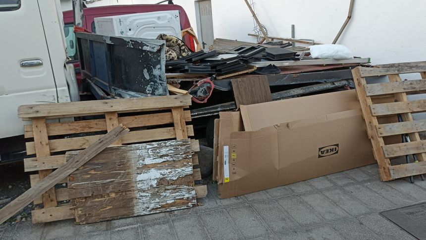 Algunos desaprensivos dejan todo tipo de vertidos por todas partes habiendo puntos limpios