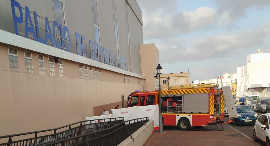 Los bomberos también se desplazaron al Palacio de Deportes de Arrecife, en el barrio de Argana