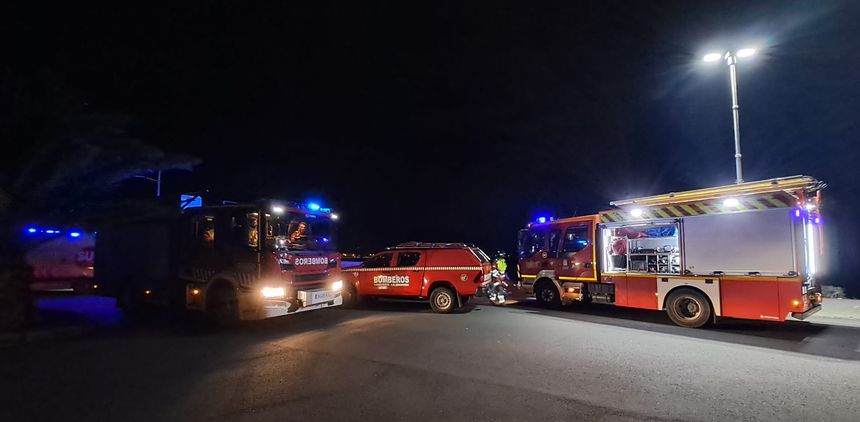 Los bomberos colaboraron con el SUC en la extracción del conductor herido