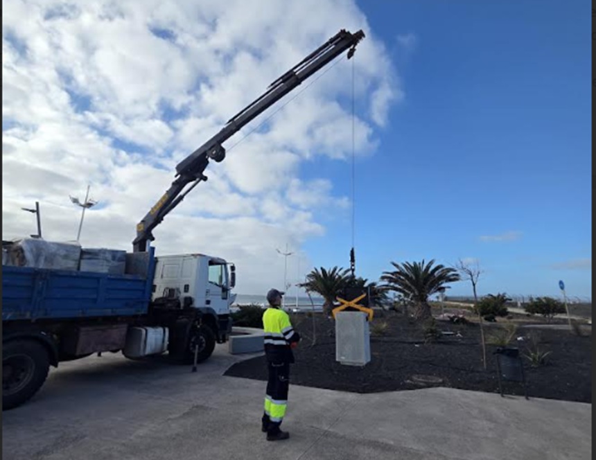 Momento de la colocación de las nuevas papeleras.