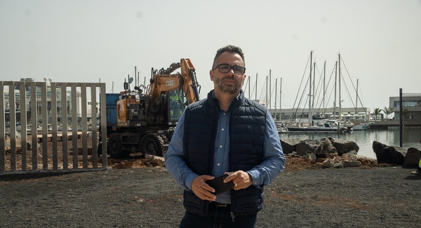 Echedey Eugenio junto a la excavadora mientras se retira el polémico muro.