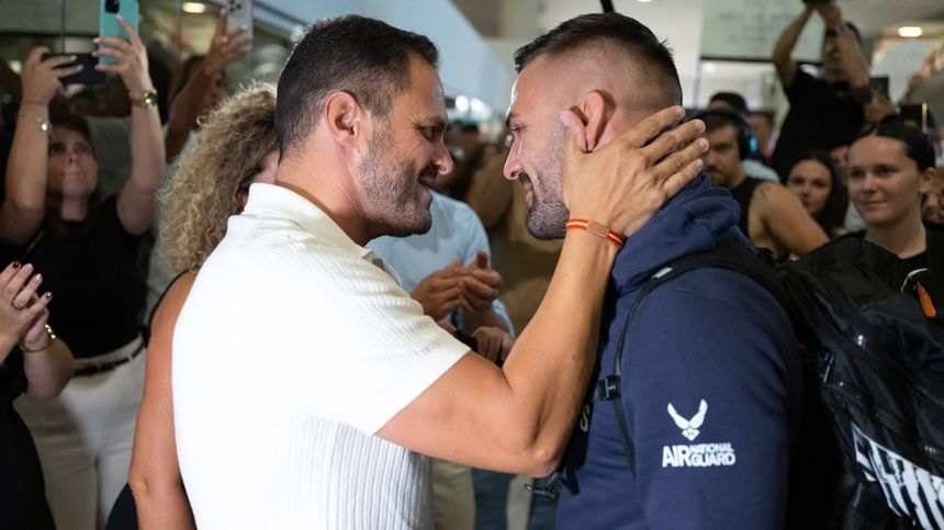 El alcalde de Arrecife, Yonathan de León,  junto a Hecher Sosa a su llegada el pasado mes de  septiembre , tras su gran victoria, al aeropuerto de Lanzarote