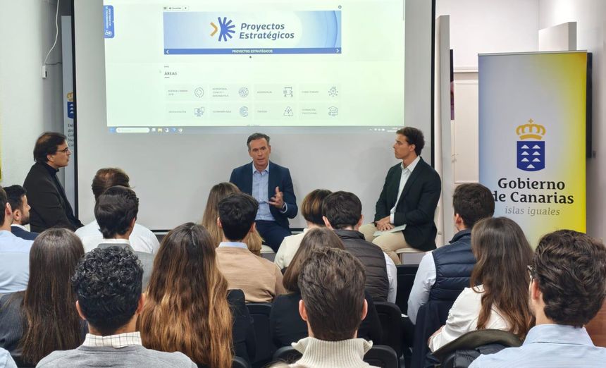 Los responsables del proyecto explicando el plan del Gobierno