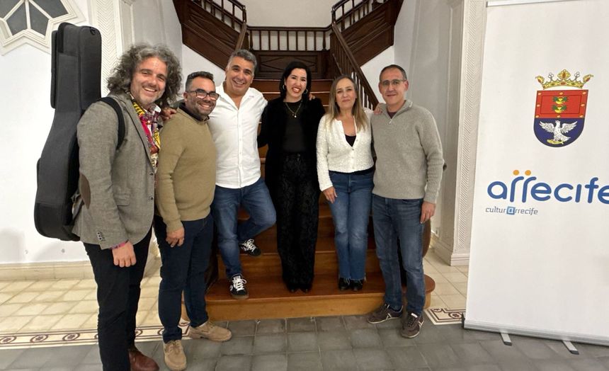 Los artistas con el primer teniente de alcalde de Arrecife, Echedey Eugenio, y la concejal de Cultura, Abigail González