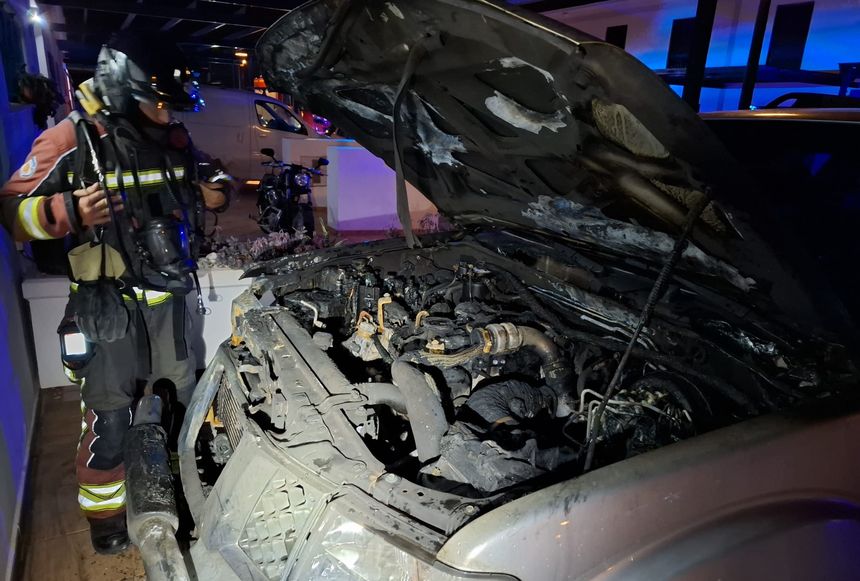 Los bomberos comprobando que el fuego del motor estaba bien apagado