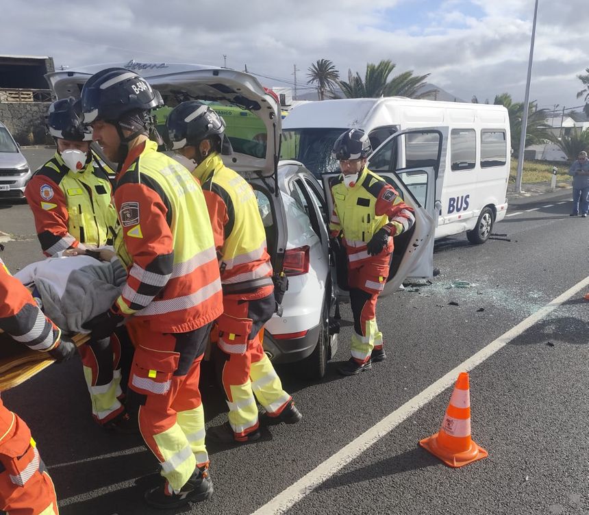 Momento del traslado de la persona que se quedó atrapada en el turismo