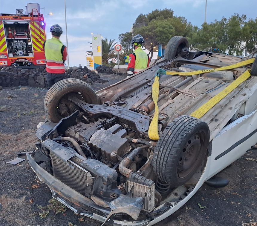 Así estaba el coche cuando llegaron los bomberos