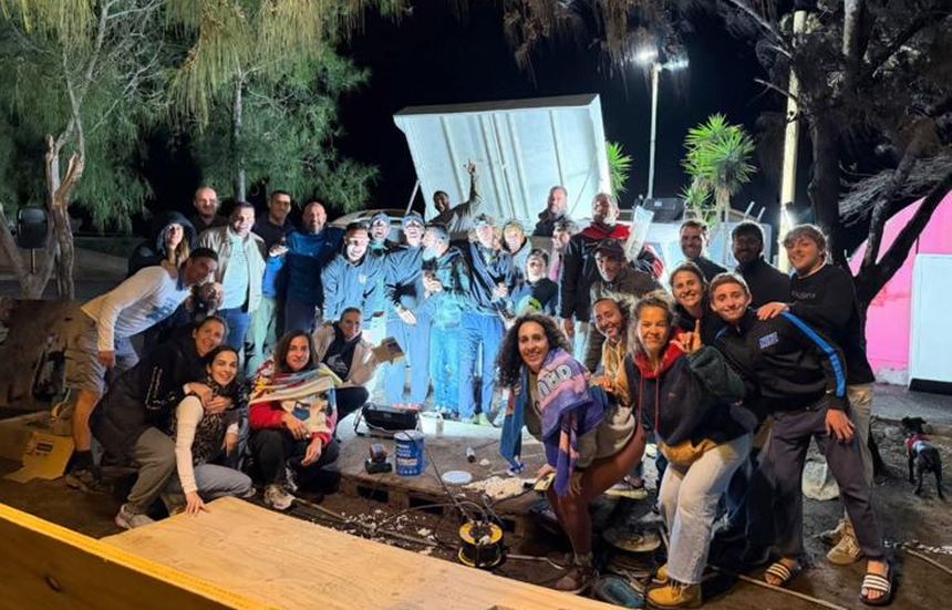 Parte de la gente que trabajó ya desde la tarde del viernes en la recomposición de la zona