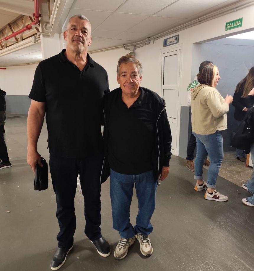 El gran dominador de la lucha canaria Francis Pérez, el Pollito de la Frontera, junto al gran dominador de la lucha en los medios de comunicación, Cristóbal Olivero