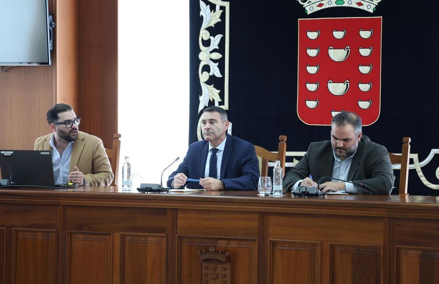 Oswaldo Betancort con los consejeros de Política Territorial y Medio Ambiente del Cabildo de Lanzarote