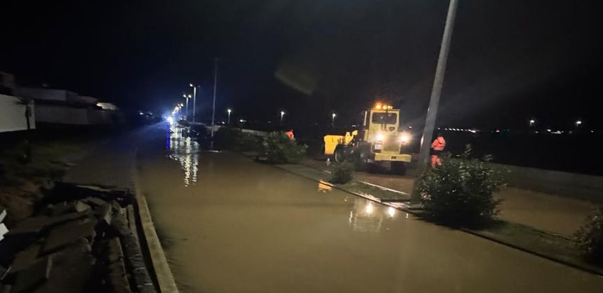 Hasta última hora de la noche estuvieron achicando agua.