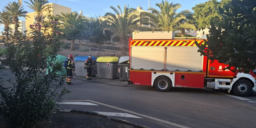 Cuando llegaron los bomberos todavía salía humo de uno de los contenedores