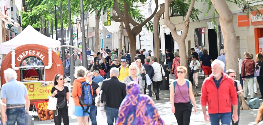 La Calle Real de Arrecife llena de visitantes que vienen en los cruceros.
