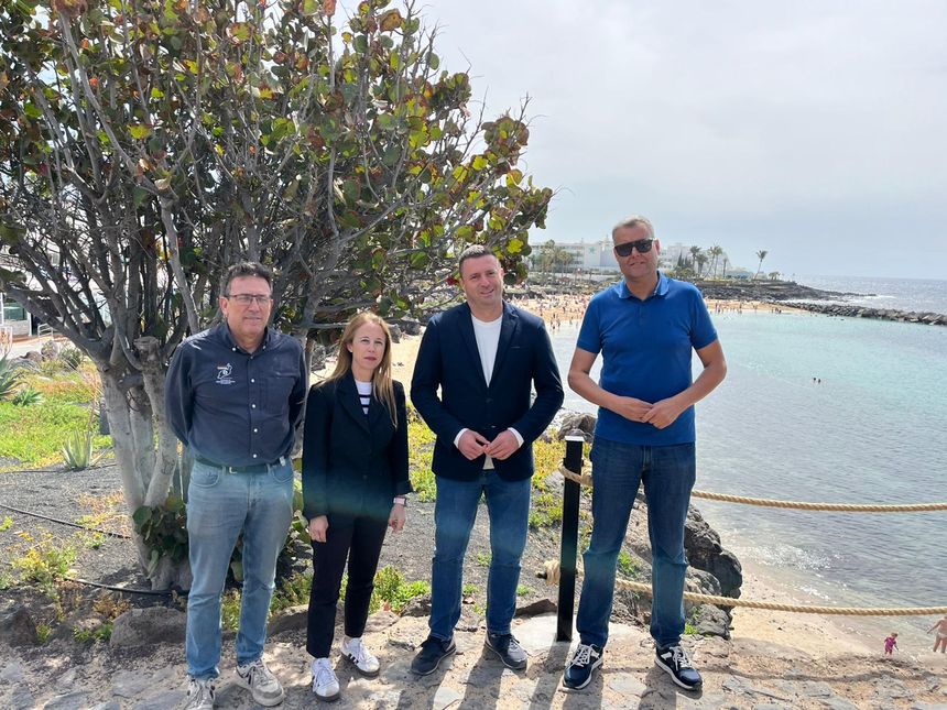 Miembros del Consorcio y del Ayuntamiento de Yaiza en Playa Flamingo.