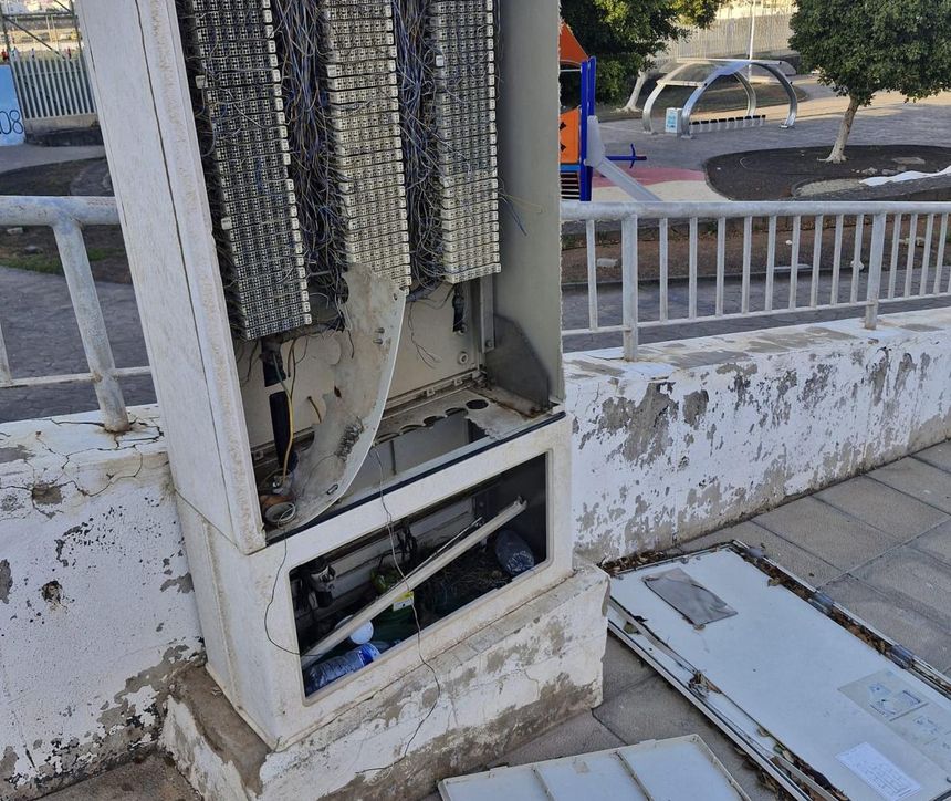 Un cuadro de telecomunicaciones totalmente destrozado en otra zona de Arrecife.