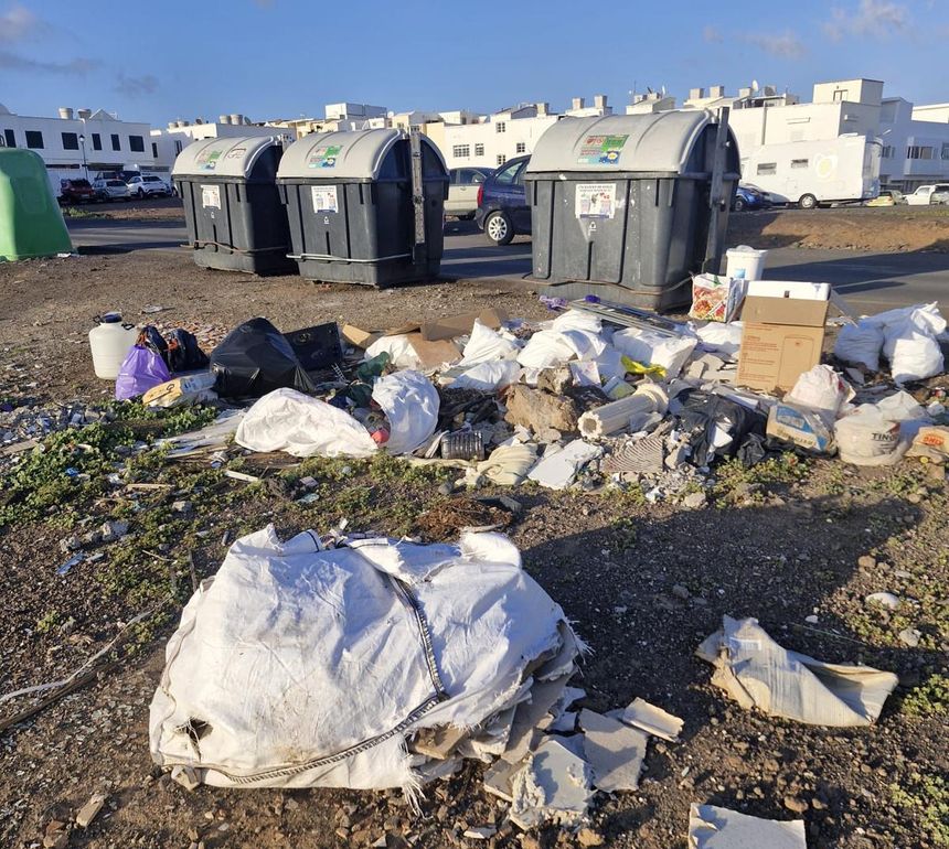 Restos de basura al lado de los contenedores en un barrio de la capital.